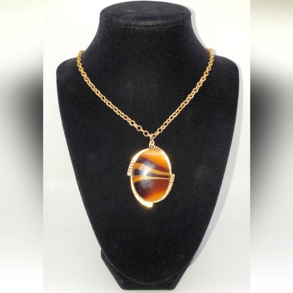 ๐ฅ๐ฉ SARAH COVENTRY Oval Gold Tone Pendant 24 Inch Chain Necklace - Picture 2 of 7